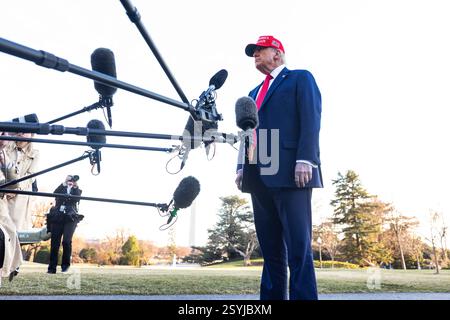 Il presidente DEGLI STATI UNITI Donald Trump parla ai media del suo incontro con il presidente ucraino Volodymyr Zelensky mentre lascia la Casa Bianca a Washington, DC, USA, 28 febbraio 2025. Al leader ucraino è stato chiesto di lasciare la Casa Bianca dopo che Trump e il vicepresidente JD Vance lo hanno rimproverato durante un incontro all'Ufficio ovale. Credito: Jim LoScalzo/Pool tramite CNP/MediaPunch Foto Stock