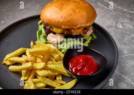 Gustoso hamburger con gamberi grigliati, patatine fritte dorate e ketchup salato servito splendidamente su un piatto, presentazione da fast food gourmet, foto culinarie Foto Stock