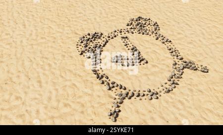 Concetti o pietre concettuali sulla sabbia della spiaggia, forma del simbolo fatto a mano, sfondo dorato, icona della sveglia. metafora dell'illustrazione 3d per il tempo Foto Stock
