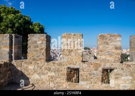 L'immagine ravvicinata del muro di Castelo de S. Jorge，, una fortezza storica a Lisbona, in Portogallo. Arroccato sulla cima di una collina, offre splendide viste panoramiche Foto Stock