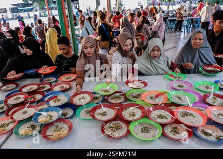 Medan, Indonesia. 1 marzo 2025. I musulmani hanno il porridge come pasto iftar per rompere il loro digiuno il primo giorno del Ramadan alla grande Moschea al-Mashun a Medan, Sumatra settentrionale, Indonesia, 1 marzo 2025. Crediti: Ivan Damanik/Xinhua/Alamy Live News Foto Stock
