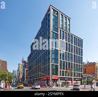 Chelsea Canvas, un nuovo (2024) edificio di appartamenti a 14 piani sopra una banca e un grande magazzino, all'8th Avenue tra West 23rd e West 24th Street. Foto Stock