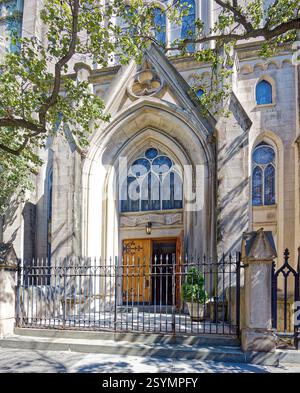 La chiesa evangelica luterana di St. Paul, in stile neogotico, 315 West 22nd Street, fa parte del Chelsea Historic District Extension. Foto Stock
