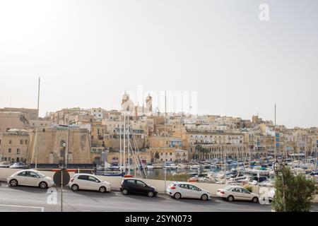 Porticciolo con yacht nella città di Birgu con vista sulla città di Senglea, Malta Foto Stock
