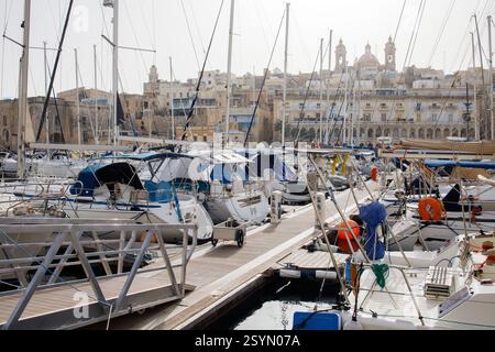 Piccolo molo sul porticciolo con yacht privati nella città di Birgu, Malta Foto Stock