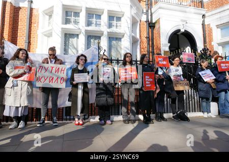 Londra, Regno Unito. 1 marzo 2025. I giovani russi protestano contro il regime di Putin fuori dall'ambasciata russa a Londra. Credito: Brian Minkoff/Alamy Live News Foto Stock