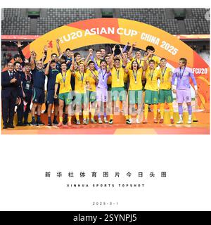 Pechino, provincia cinese del Guangdong. 1 marzo 2025. Il Team Australia festeggia durante la cerimonia di premiazione dopo la finale tra Australia e Arabia Saudita al torneo di calcio AFC U20 Asian Cup a Shenzhen, nella provincia del Guangdong, nel sud della Cina, il 1° marzo 2025. Crediti: Deng Hua/Xinhua/Alamy Live News Foto Stock