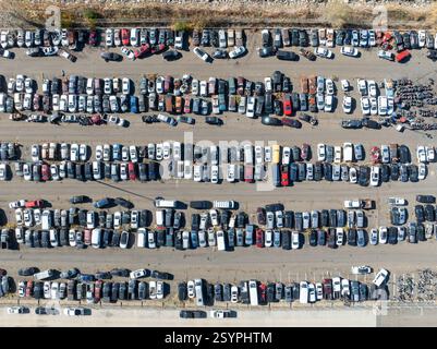 Vista aerea di file di auto parcheggiate allineate e abbandonate. Foto Stock