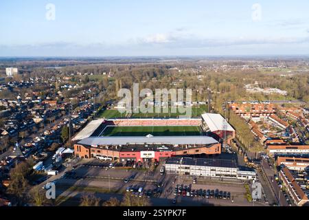 DEVENTER, PAESI BASSI - 1 MARZO: (NOTA PER I REDATTORI: L'immagine è stata scattata con un drone) Una vista aerea generale dello Stadion De Adelaarshorst prima dell'incontro olandese Eredivisie tra Go Ahead Eagles e PSV a De Adelaarshorst il 1 marzo 2025 a Deventer, Paesi Bassi. (Foto di Joris Verwijst/Orange Pictures) Foto Stock