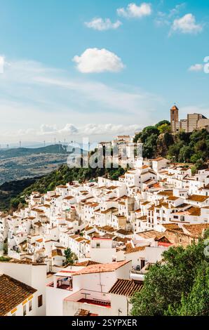 Villaggio di montagna di Casares con fitti edifici bianchi e un paesaggio aspro Foto Stock