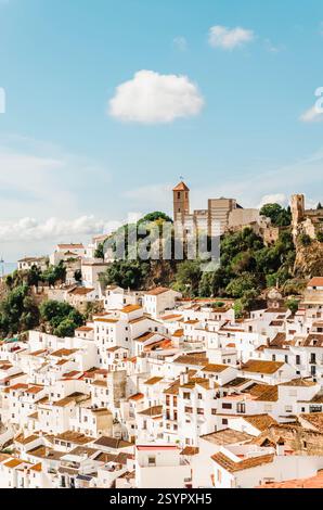 La storica chiesa e fortezza di Casares che si affaccia sul villaggio bianco Foto Stock