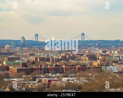 Vista panoramica aerea dello skyline di Brooklyn meridionale e del Verrazzano-Narrows Bridge a New York. Foto Stock