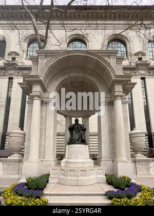 New York City, NY - 30 marzo 2024: Memoriale a William Cullen Bryant, poeta del XIX secolo ed editore del New York Post, a Bryant Park. Foto Stock