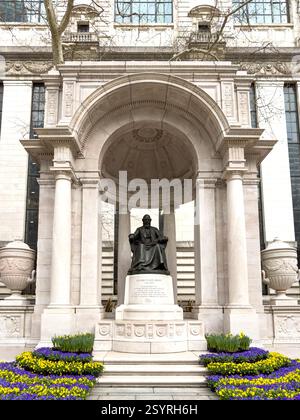 New York City, NY - 30 marzo 2024: Memoriale a William Cullen Bryant, poeta del XIX secolo ed editore del New York Post, a Bryant Park. Foto Stock