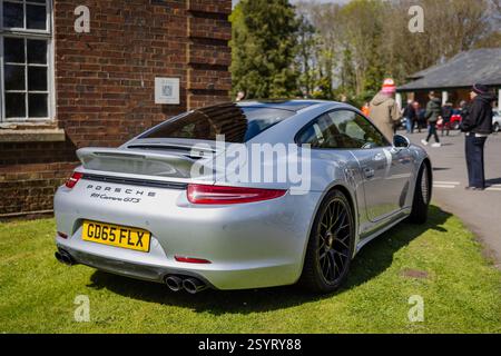 2015 Porsche 911 Carrera GTS, in mostra allo Scramble di aprile tenutosi al Bicester Heritage Centre il 21 aprile 2024. Foto Stock