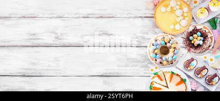 Contorno laterale del cibo da dessert di Pasqua o primavera. Vista dall'alto su uno sfondo bianco per striscioni in legno. Crostata al limone, cupcake, uovo di Pasqua e torte di carote e un asso Foto Stock