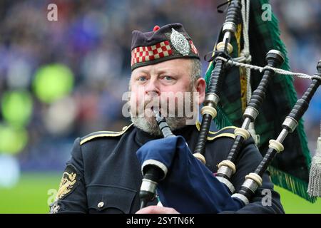 Glasgow, Regno Unito. 1 marzo 2025. L'annuale "Armed Forces Day", un tributo a tutte le armi dell'esercito britannico, si è tenuto all'Ibrox Stadium, sede del Rangers Football Club, Glasgow, Scozia, Regno Unito. La cerimonia è stata iniziata dal maggiore Scott Methven che suonava una selezione di piping scozzese. Crediti: Findlay/Alamy Live News Foto Stock