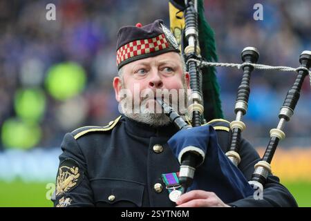Glasgow, Regno Unito. 1 marzo 2025. L'annuale "Armed Forces Day", un tributo a tutte le armi dell'esercito britannico, si è tenuto all'Ibrox Stadium, sede del Rangers Football Club, Glasgow, Scozia, Regno Unito. La cerimonia è stata iniziata dal maggiore Scott Methven che suonava una selezione di piping scozzese. Crediti: Findlay/Alamy Live News Foto Stock
