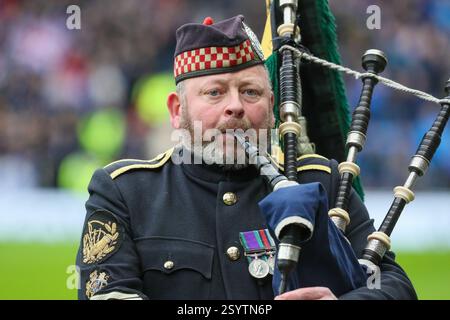Glasgow, Regno Unito. 1 marzo 2025. L'annuale "Armed Forces Day", un tributo a tutte le armi dell'esercito britannico, si è tenuto all'Ibrox Stadium, sede del Rangers Football Club, Glasgow, Scozia, Regno Unito. La cerimonia è stata iniziata dal maggiore Scott Methven che suonava una selezione di piping scozzese. Crediti: Findlay/Alamy Live News Foto Stock