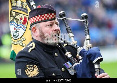 Glasgow, Regno Unito. 1 marzo 2025. L'annuale "Armed Forces Day", un tributo a tutte le armi dell'esercito britannico, si è tenuto all'Ibrox Stadium, sede del Rangers Football Club, Glasgow, Scozia, Regno Unito. La cerimonia è stata iniziata dal maggiore Scott Methven che suonava una selezione di piping scozzese. Crediti: Findlay/Alamy Live News Foto Stock