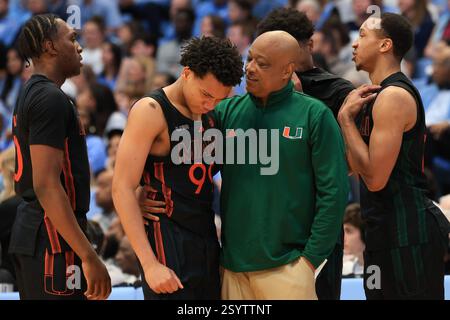 1 marzo 2025: Il capo-allenatore ad interim dei Miami Hurricanes Bill Courtney parla con la guardia Divine Ugochukwu (99) durante la partita di pallacanestro NCAA tra i Miami Hurricanes e i North Carolina Tar Heels al Dean E. Smith Center di Chapel Hill, Carolina del Nord. Greg Atkins/CSM Foto Stock