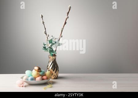 Decorazioni pasquali con uova colorate e splendide decorazioni floreali per illuminare il tuo spazio Foto Stock