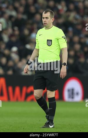 Birmingham, Regno Unito. 28 febbraio 2025. L'arbitro Peter Bankes durante la partita di fa Cup tra Aston Villa FC e Cardiff City FC Emirates del turno 5 a Villa Park, Birmingham, Inghilterra, Regno Unito il 28 febbraio 2025 Credit: Lee Keuneke/Every Second Media Credit: Every Second Media/Alamy Live News Foto Stock