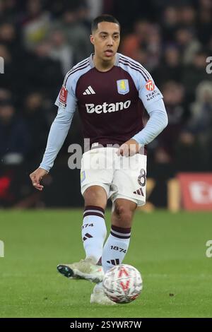 Birmingham, Regno Unito. 28 febbraio 2025. Youri Tielemans di Aston Villa durante la partita di Aston Villa FC contro Cardiff City FC Emirates fa Cup 5 a Villa Park, Birmingham, Inghilterra, Regno Unito il 28 febbraio 2025 Credit: Lee Keuneke/Every Second Media Credit: Every Second Media/Alamy Live News Foto Stock