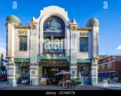 Michelin House su Fulham Road, Chelsea. Questo edificio in stile art deco ristrutturato è stato originariamente costruito nel 1909 come sede centrale della Michelin nel Regno Unito. Foto Stock