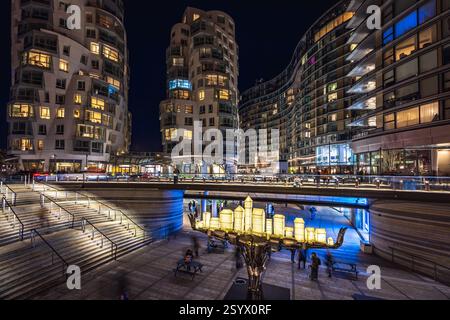 Frank Gehry's Prospect Place appartamenti con Atlas di Jon Voss in primo piano, parte del festival interattivo della luce di Battersea Station. Foto Stock