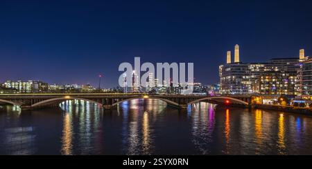 Grosvenor Bridge di notte con gli iconici camini illuminati della centrale elettrica di Battersea. Foto Stock