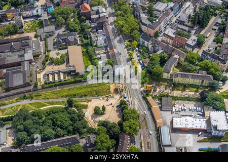 Vista aerea, cantiere e nuova costruzione di un ponte su Heerstraße, parco giochi Platanenhof e scuola elementare GGS Friedenstraße, ecco Foto Stock