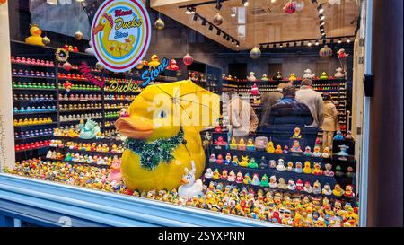 Amsterdam, Paesi Bassi - 3 dicembre 2024: Vetrina del negozio Mama Ducks. Negozio di souvenir sull'anatra alla gomma. Foto Stock