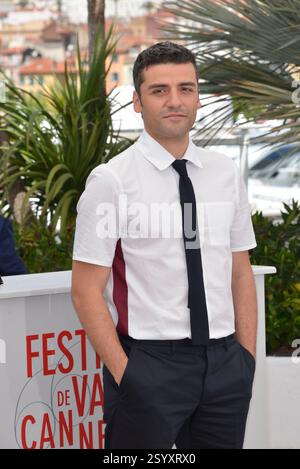 Oscar Isaac. "Inside Llewyn Davis" film photocall al 66° Festival di Cannes, Cannes, Francia, 19 maggio 2013..maglia bianca mezza lunghezza cravatta nera mani in tasca .CAP/PL.©Phil Loftus/Capital Pictures. Foto Stock
