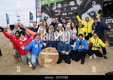 Gesine Lippert, Mario novembre, Jörg Schüttauf, Wolfgang Lippert, Gisa Zach, Lars Pape, Till Demtroeder, Sonja Burghausen, Nina Ensmann, Luise Bähr, Wolfgang Stumph, Tanja Lanäus, Karsten Speck, Jan Sosniok, Walter Lehnertz, bianca Karsten, Matthias Schloo, Roman Knizka, Susan Sideropoulos, Barbara Lanz, Elisabeth Lanz, Matthias Killing, Erdogan Atalay, Erol Sander, Robert Redweik e Dominic Boeer beim 9. Baltic Lights 2025 Charity-Schlittenhunderennen zu Gunsten der Welthungerhilfe zwischen der Seebrücke Ahlbeck und der Seebrücke Heringsdorf. Heringsdorf, 01.03.2025 *** Gesine Lippert, Mario Foto Stock