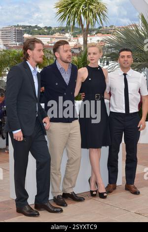 Garrett Hedlund, Justin Timberlake, Carey Mulligan, Oscar Isaac. "Inside Llewyn Davis" film photocall al 66° Festival di Cannes, Cannes, Francia, 19 maggio 2013..pantaloni beige a tutta lunghezza camicia Vichy blu e bianco giacca a scacchi navy mano in tasca ondulando doppio petto cardigan cast abito nero cintura fibbia tuta cravatta camicia .CAP/PL.©Phil Loftus/Capital Pictures. Foto Stock