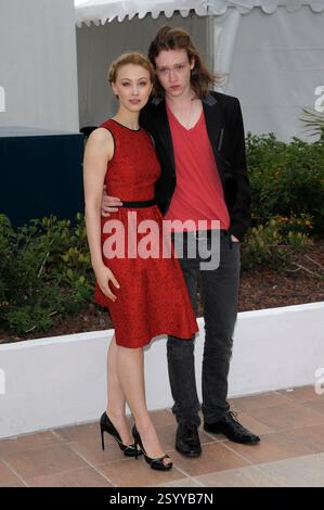 Sarah Gadon e Caleb Landry Jones. "Antivirale" durante il 65° Festival di Cannes, Francia..20 maggio 2012. Top rosso completo giacca nera jeans cintura denim abito in pizzo senza maniche rosso .CAP/PL.©Phil Loftus/Capital Pictures. Foto Stock