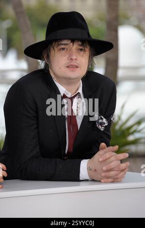 Pete Doherty. "Confessions of a Child of the Century" (confessioni di un bambino del secolo) al 65° Festival di Cannes, Francia, 20 maggio 2012..Half length, cappello nero, tuta rossa, camicia bianca appoggiata .CAP/PL.©Phil Loftus/Capital Pictures. Foto Stock