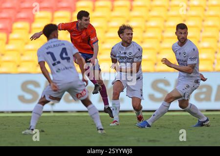 Brisbane, Australia. 1 marzo 2025. Brisbane, Australia, 1 marzo 2025: Henry Hore (13 Brisbane) colpisce per segnare il gol di apertura durante la partita di Isuzu Ute A League tra Brisbane Roar e Melbourne Victory FC al Suncorp Stadium di Brisbane, Australia Matthew Starling (Promediapix/SPP) crediti: SPP Sport Press Photo. /Alamy Live News Foto Stock