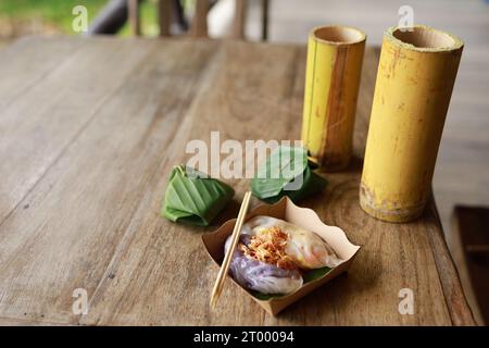 Cucina tradizionale thailandese con coppette di maiale al vapore tailandese sul tavolo concetto di cucina orientale. Foto Stock