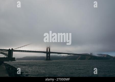 Una vista panoramica del ponte Golden Gate a San Francisco, California, in una giornata nebbiosa Foto Stock