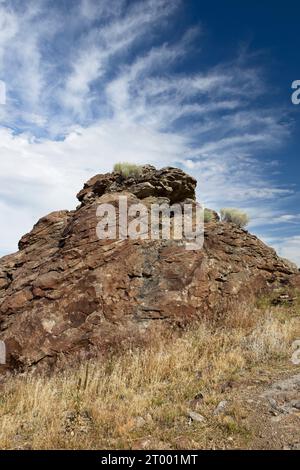 Primo piano del tumulo di roccia contro il cielo luminoso. Foto Stock