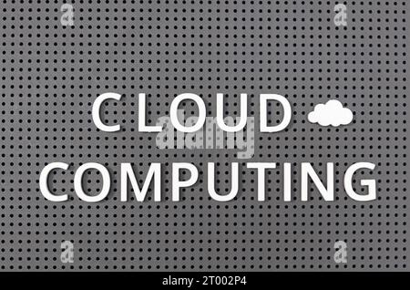 Concetto di cloud computing. Messaggio con lettere in plastica su lavagna grigia Foto Stock