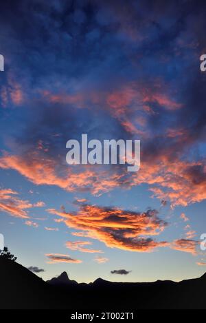 Spettacolari cieli al tramonto sulle montagne di Itaipava, Rio de Janeiro Foto Stock