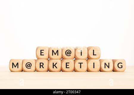 Frase di marketing tramite e-mail su blocchi di legno. Copia spazio Foto Stock