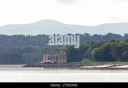 Il castello di Barnbougle è una storica torre sulla sponda meridionale del Firth of Forth Foto Stock