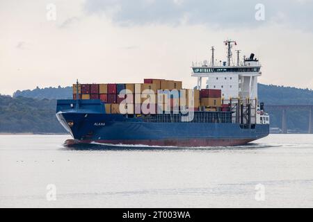 Nave container Alana costruita nel 2004 (19 anni) e attualmente in navigazione sotto la bandiera di Madeira nel Firth of Forth Foto Stock