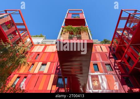 Montpellier, Francia - 09 25 2023 : Vista ad angolo basso della facciata rossa luminosa dell'edificio di appartamenti Version Rubis - architettura moderna di Jean-Paul Viguier Foto Stock