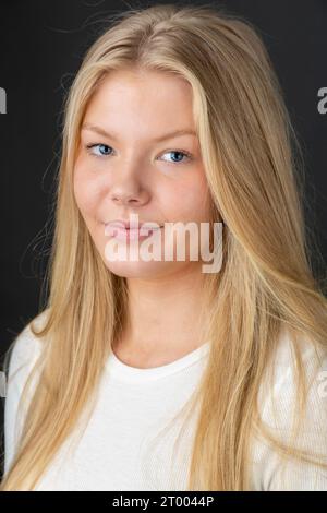 Ritratto di bellezza di una giovane donna di 18 anni con lunghi capelli biondi Foto Stock