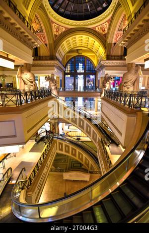 Scale mobili a spirale all'interno del Forum Shops a Caesars - Las Vegas, Nevada Foto Stock